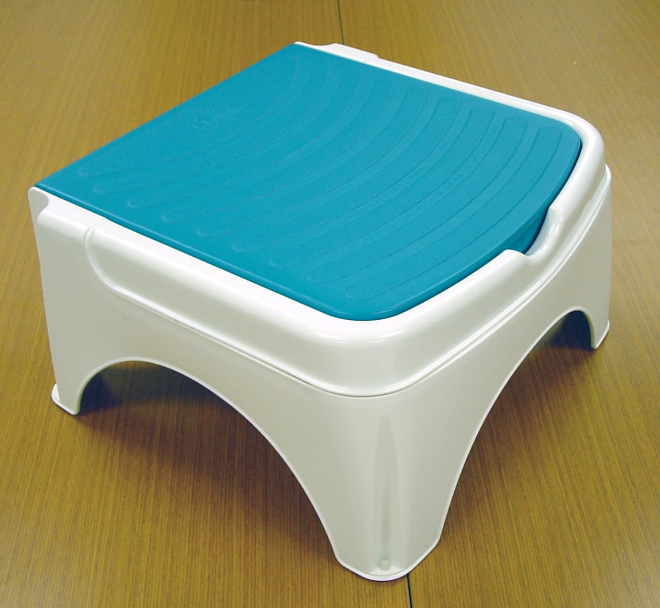 "2-In-1 Fold-Away Tub and Step Stools" - Image 1