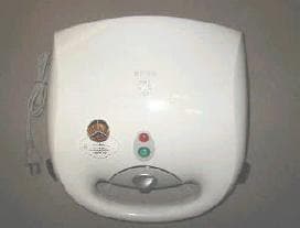 3-in-1 Waffle Maker/Sandwich Maker/Grill - Image 1