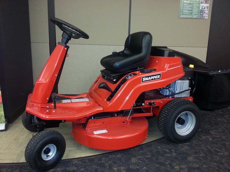 Brigg & Stratton Snapper Rear Engine Riding Mower - Image 1