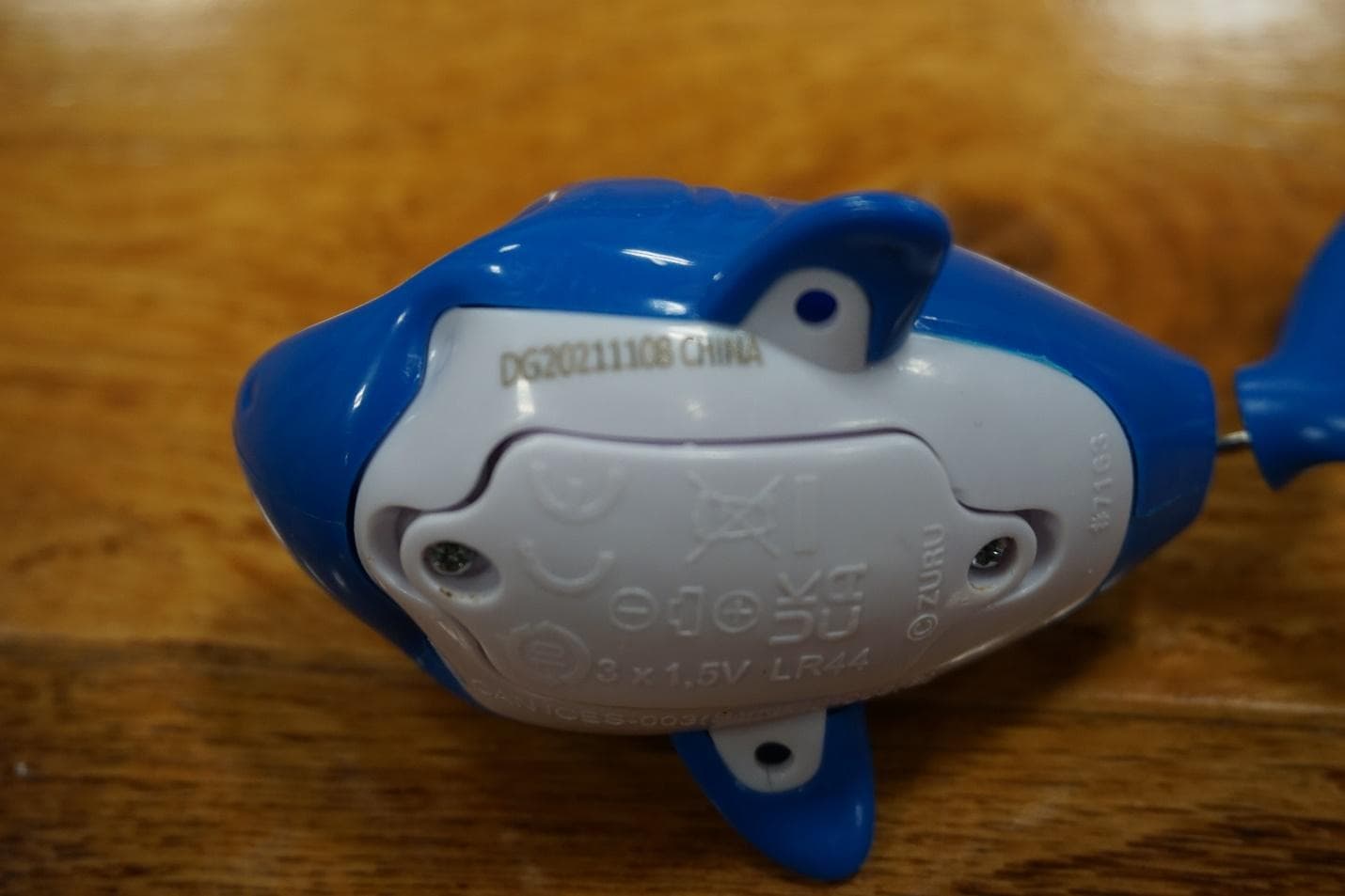 Robo Alive Junior Baby Shark Sing & Swim Bath Toys (full-size) and Robo Alive Junior Mini Baby Shark Swimming Bath Toys (mini-size) - Image 9